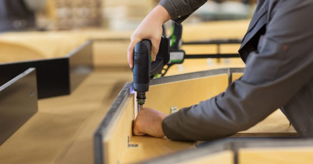 Como Montar Guarda-Roupa em Osasco: 5 Passos e Dicas capa montador de moveis em Osasco